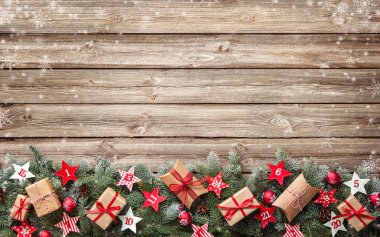 Köknar ağacı dalları advent takvimi yıldız ve hediye kutuları ile