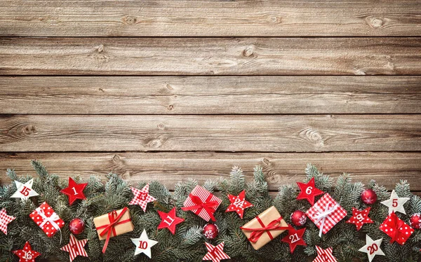 Tannenzweige mit Adventskalendersternen und Geschenkschachteln — Stockfoto