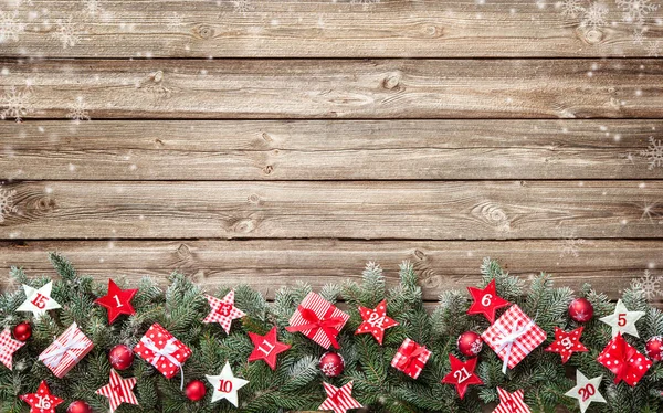 Spar boomtakken met komst kalender sterren en geschenkverpakkingen — Stockfoto