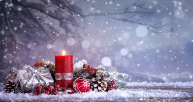 Yanan bir mum ile Advent dekorasyon