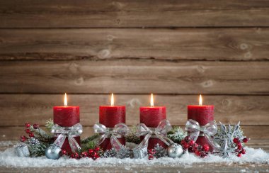 dört yanan mumlar ile Noel dekorasyon.
