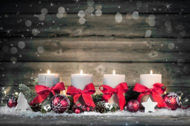 dört yanan mumlar ile Noel dekorasyon.