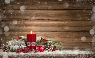 Yanan bir mum ile Advent dekorasyon