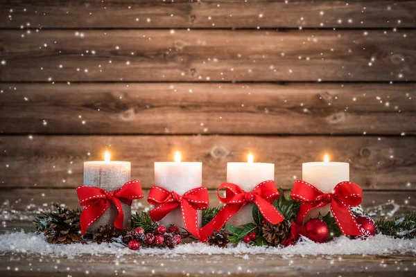 Decoração do advento com quatro velas em chamas . — Fotografia de Stock