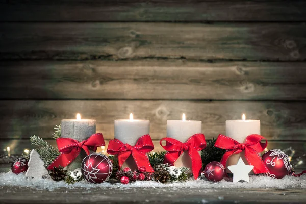 Adventliche Dekoration mit vier brennenden Kerzen. — Stockfoto