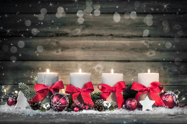 Decoração do advento com quatro velas em chamas . — Fotografia de Stock