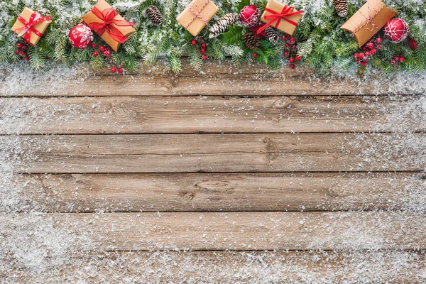 Kerstachtergrond met decoraties en geschenkdozen — Stockfoto