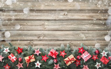 Köknar ağacı dalları advent takvimi yıldız ve hediye kutuları ile