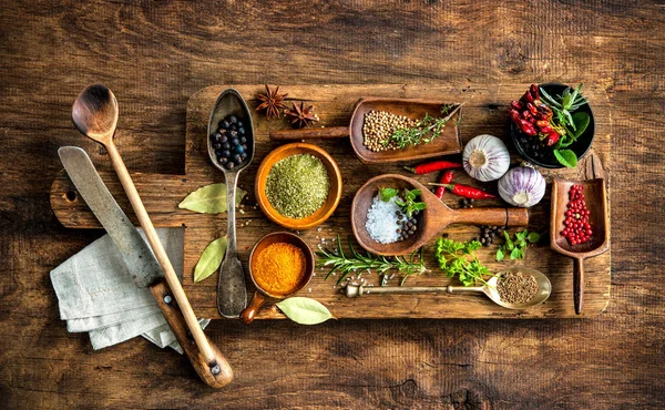 A fából készült asztal színes fűszerek — Stock Fotó