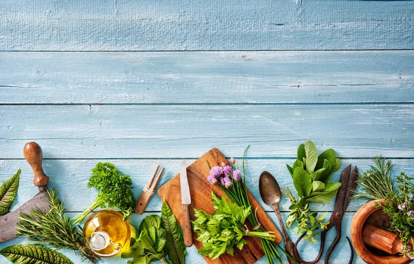 Świeże zioła i przyprawy na drewnianym stole — Zdjęcie stockowe