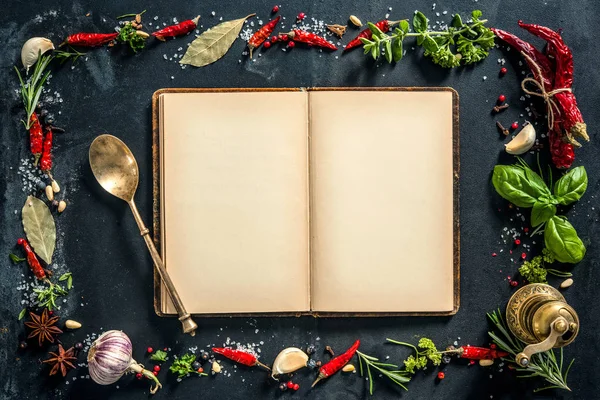 Kruiden en specerijen met een receptenboek — Stockfoto