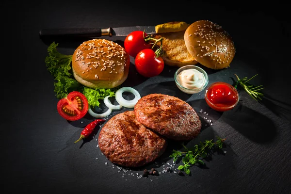 Gegrild rundvlees pasteitjes met andere ingrediënten voor hamburgers — Stockfoto