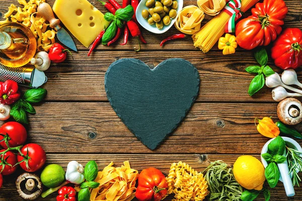 Ingredientes de comida italiana sobre la mesa — Foto de Stock