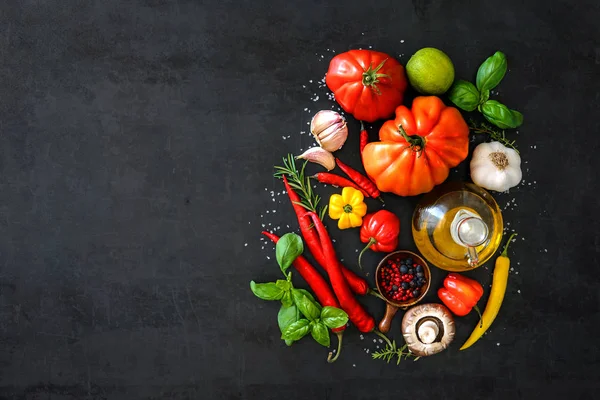 İtalyan gıda maddeleri arduvaz arka plan üzerinde — Stok fotoğraf