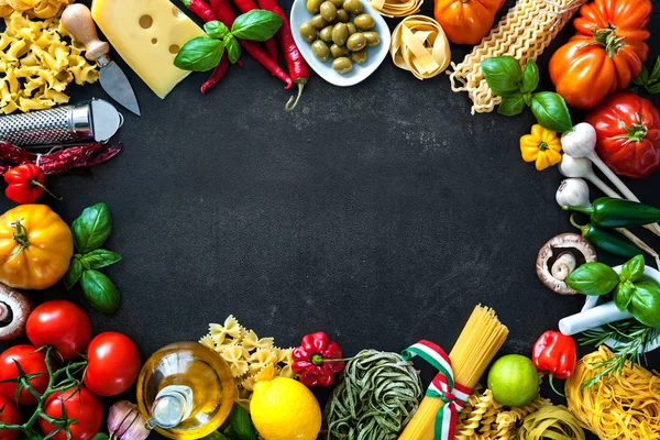 Ingredientes alimentares italianos em ardósia fundo — Fotografia de Stock