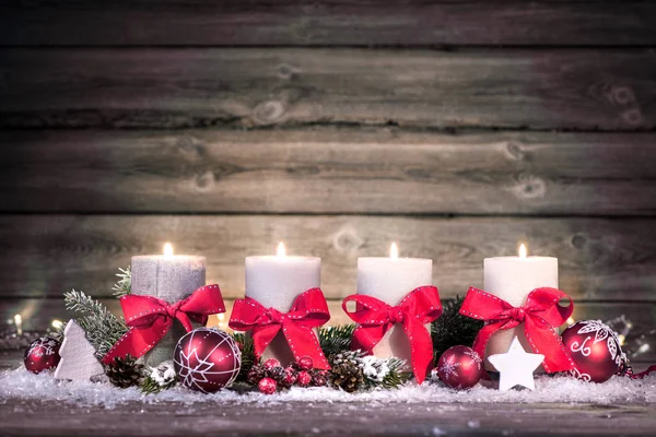 Adviento decoración con cuatro velas encendidas . — Foto de Stock