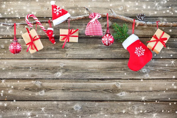 크리스마스 장식 스타킹 및 선물 상자 — 스톡 사진