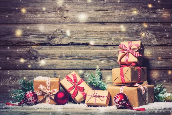 Χριστούγεννα φόντο με διακοσμήσεις και κουτιά δώρων — Φωτογραφία Αρχείου