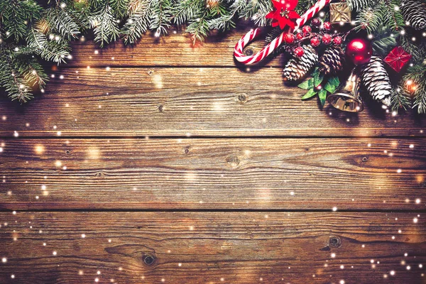 Рождественский фон с елкой и украшением — стоковое фото