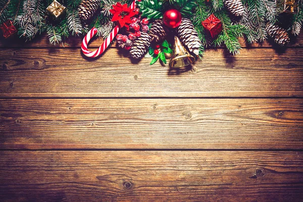 Kerstachtergrond met dennenboom en decoratie — Stockfoto