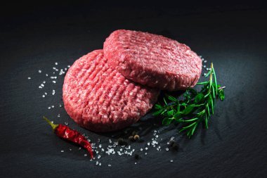 Ham sığır eti hamburger köftesi baharatlar ile