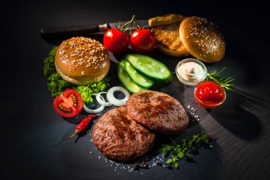 Hamburger için diğer malzemelerle ızgara sığır köftesi