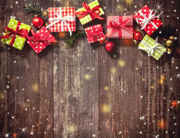 Vánoční pozadí s dekoracemi a dárkové krabice — Stock fotografie