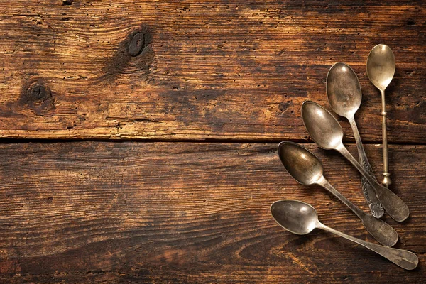 Cucchiai di metallo sul tavolo di legno — Foto Stock