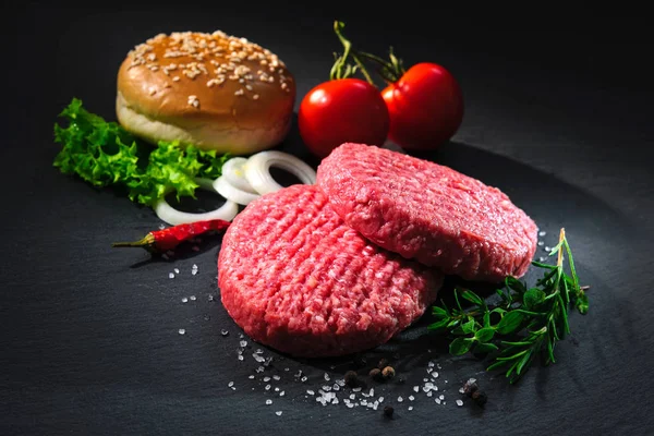 Fatias de carne crua com outros ingredientes para hambúrgueres — Fotografia de Stock