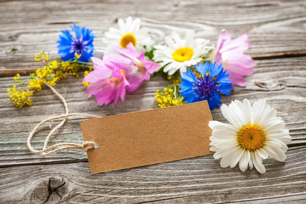 Flores selvagens com uma etiqueta vintage — Fotografia de Stock