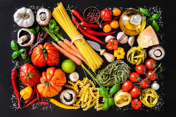 Итальянские продукты питания на фоне шифера — стоковое фото