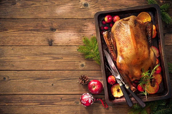 Christmas roast duck with apples and oranges on baking tray — Stock Photo, Image