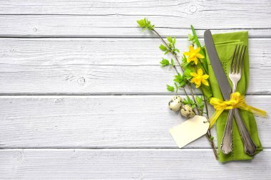 Paskalya Tablo ayarı ile nergis ve çatal bıçak takımı