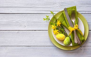 Paskalya Tablo ayarı ile nergis ve çatal bıçak takımı