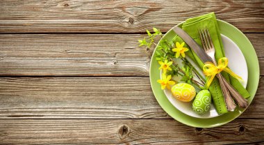 Paskalya Tablo ayarı ile nergis ve çatal bıçak takımı