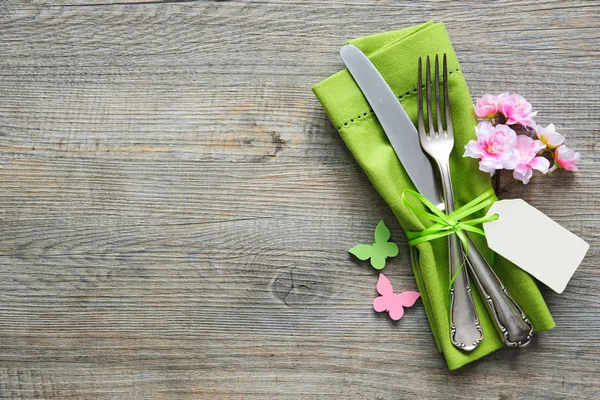 Table de Pâques avec fleurs et couverts de printemps — Photo