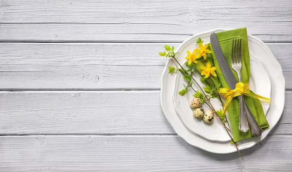 Easter table setting with daffodil and cutlery — Stock Photo, Image