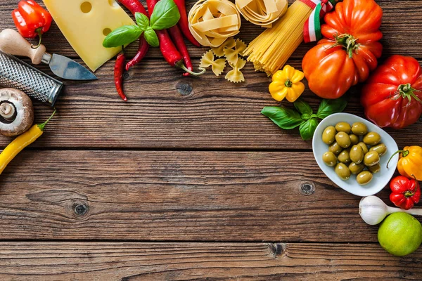 Итальянские продукты питания на столе — стоковое фото