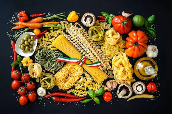 Ιταλικά τρόφιμα συστατικά σε φόντο πλακών — Φωτογραφία Αρχείου