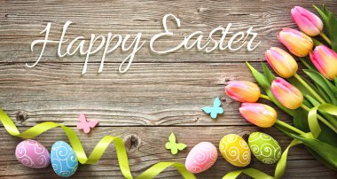 Renkli yumurta ve bahar Lale Paskalya arka plan