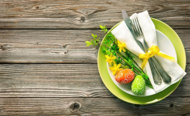 Paskalya Tablo ayarı ile nergis ve çatal bıçak takımı