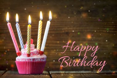 Mumları yanan doğum günü pastası