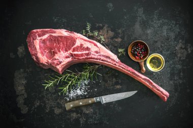 Ham tomahawk sığır eti biftek kuru yaşlı
