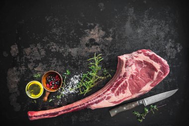 Ham tomahawk sığır eti biftek kuru yaşlı