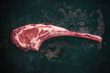 Ham tomahawk sığır eti biftek kuru yaşlı
