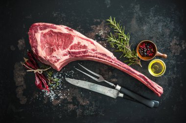 Ham tomahawk sığır eti biftek kuru yaşlı