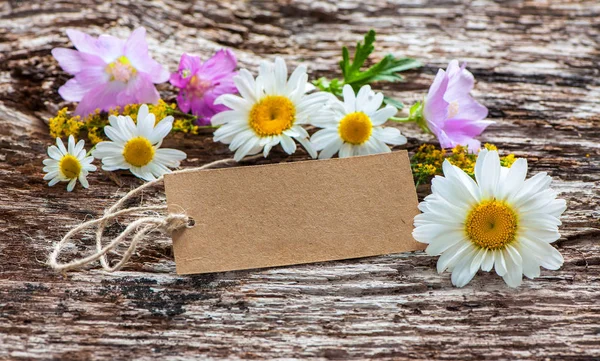 Vintage bir etiketi ile kır çiçekleri — Stok fotoğraf