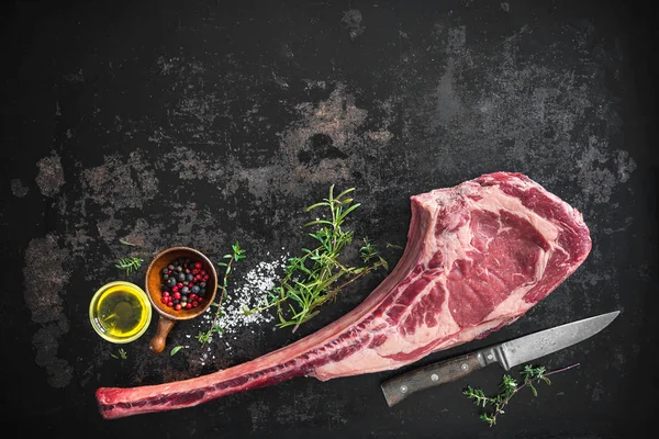 Filete de res de tomahawk crudo envejecido seco — Foto de Stock