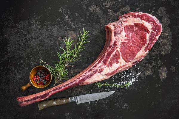 Ham tomahawk sığır eti biftek kuru yaşlı — Stok fotoğraf
