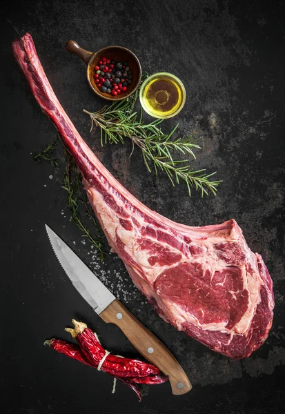 Filete de res de tomahawk crudo envejecido seco — Foto de Stock